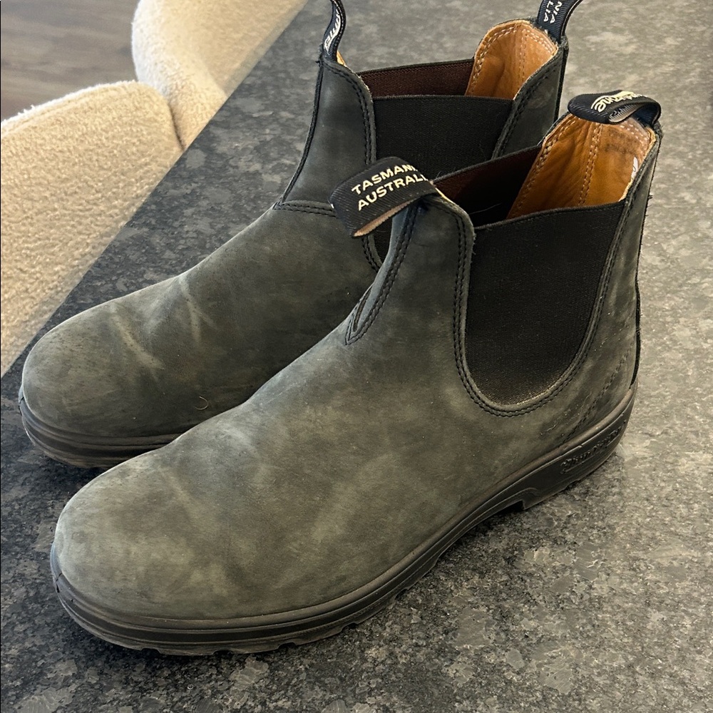 Blundstone Chelsea Boots in Olive Nubuck with Black Elastic
